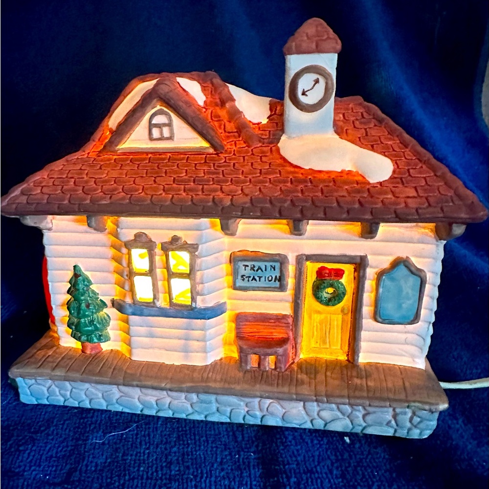 Holiday Expressions Christmas Village TRAIN STATION Noel Lighted Building 1993